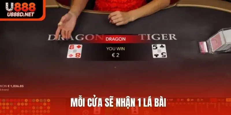 Mỗi cửa sẽ nhận 1 lá bài